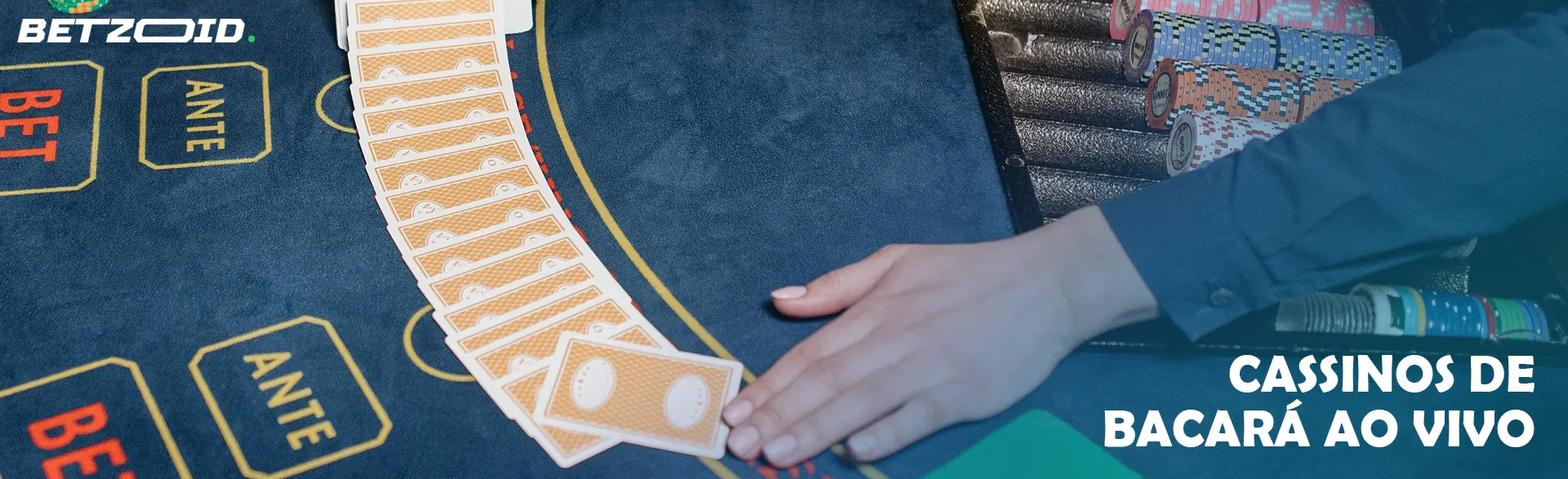 O jogador colocou um baralho de cartas na mesa do cassino.