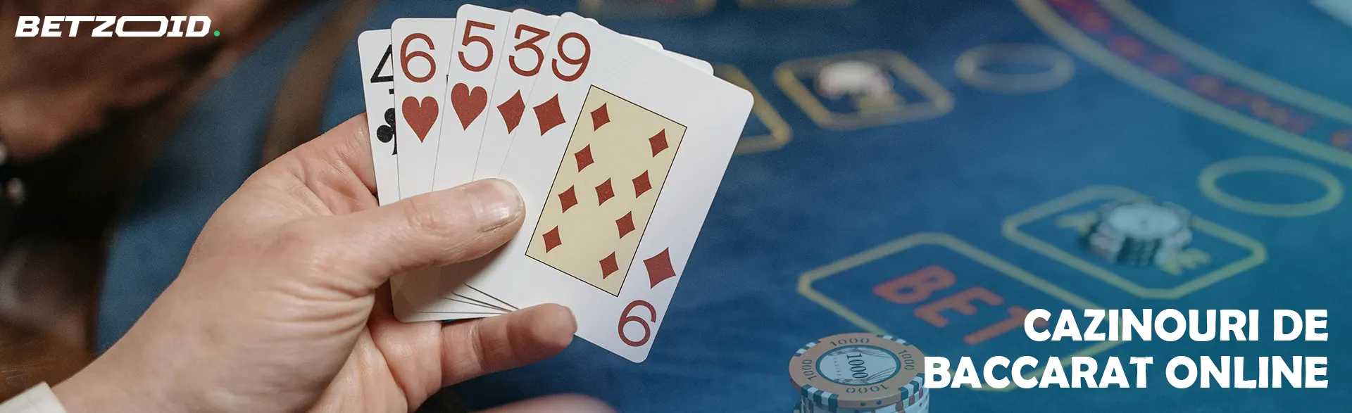 Jucătorul ține cărți pe fundalul mesei de cazinou.