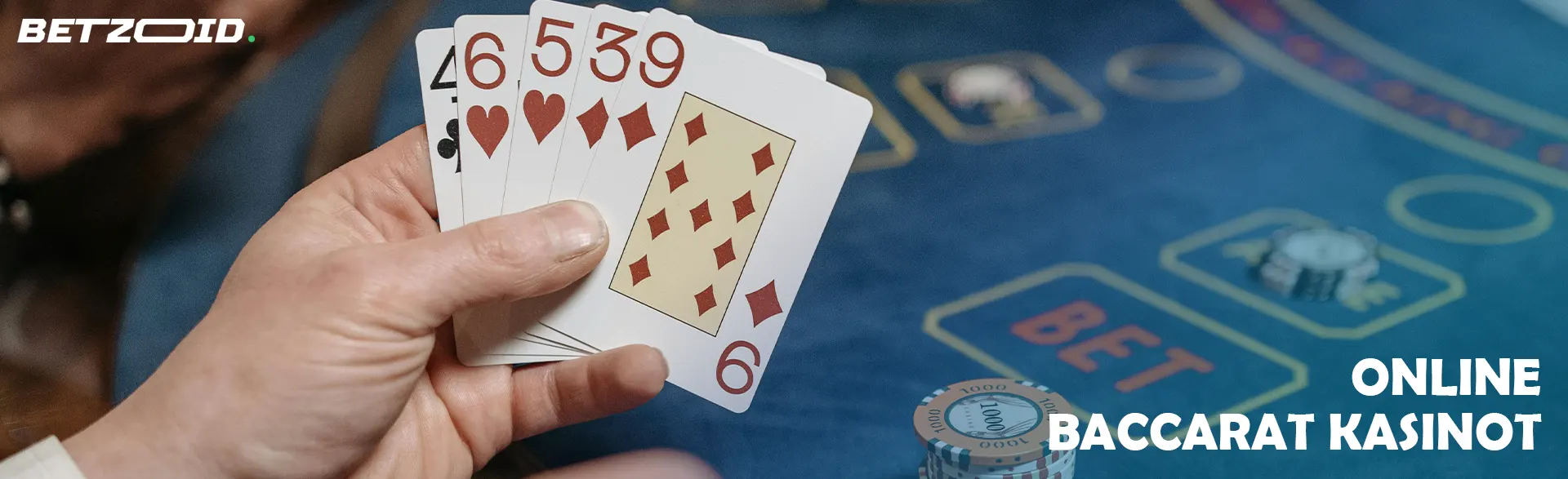 Pelaaja, jolla on kortteja kasinopöydän taustalla.