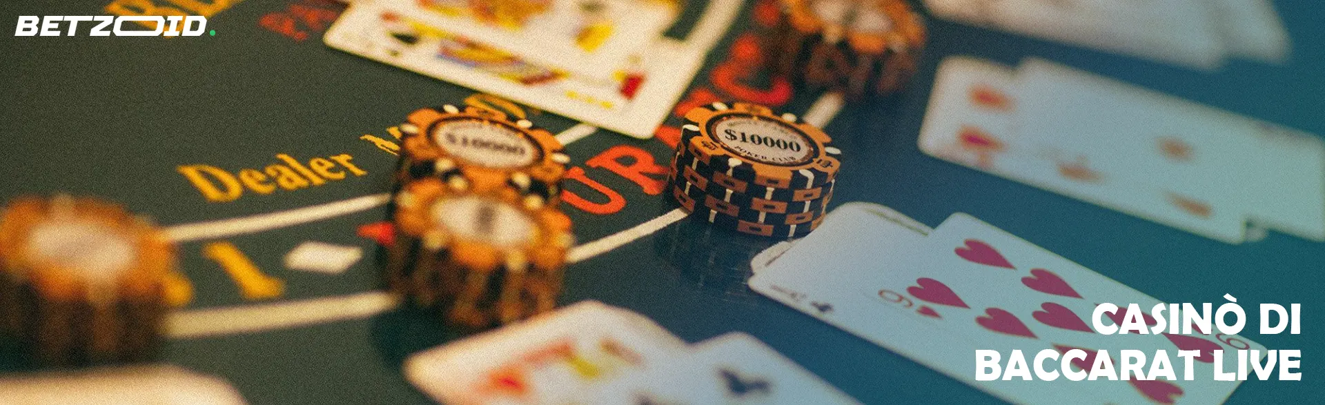 Chip e carte da gioco sul tavolo del casinò.