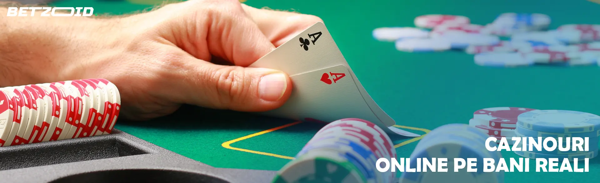 Jucătorul ține cărțile lângă jetoanele de cazinou.