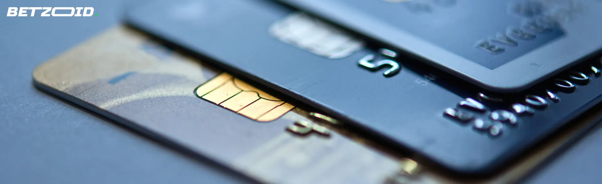 Kilka kart bankowych leży na stosie.