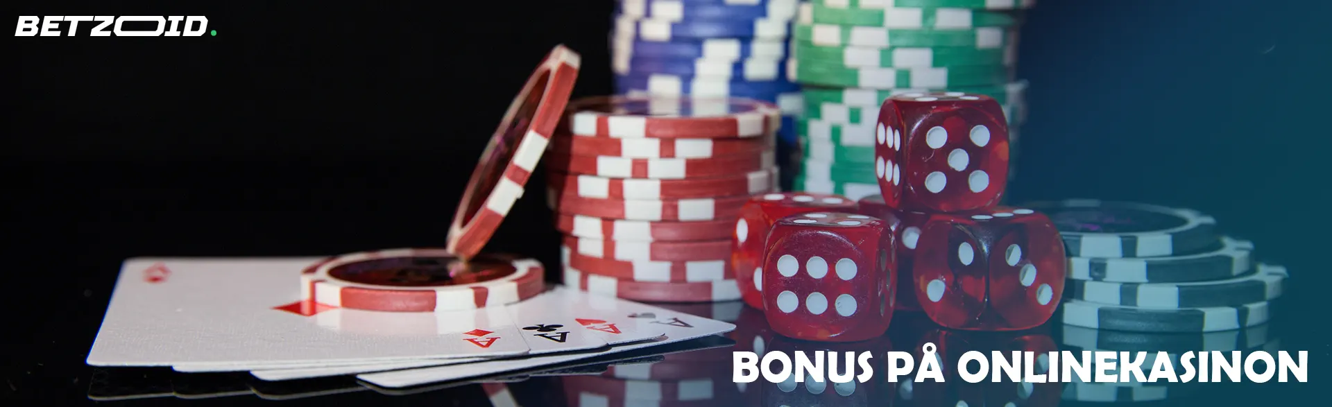 Kort, kasinomarker och tärningar på en mörk bakgrund.