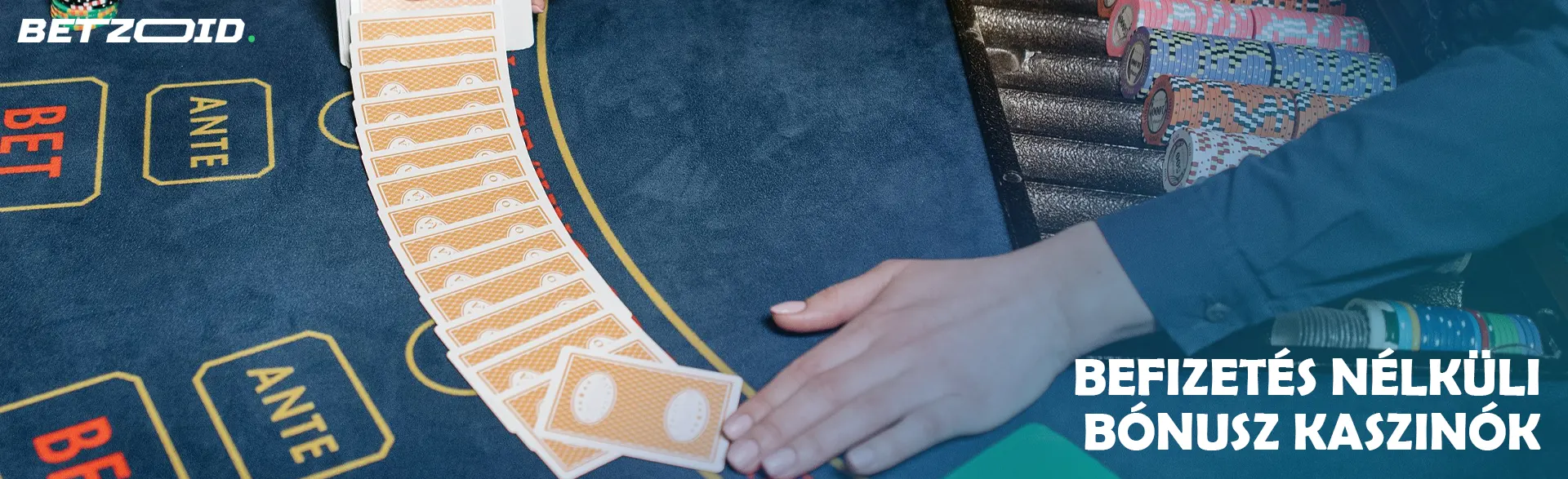 A játékos kiterítette a kártyákat a kaszinóasztalon.