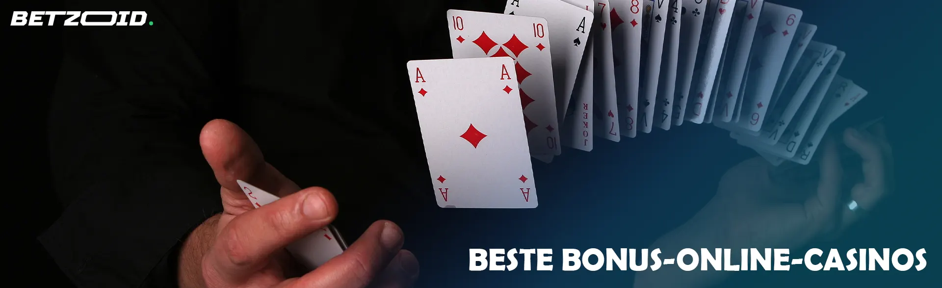 Ein Mann mischt Karten vor dunklem Hintergrund.