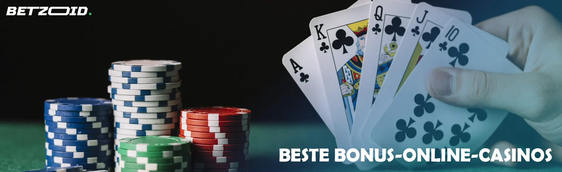 Der Spieler hält die Karten neben die Casino-Chips.