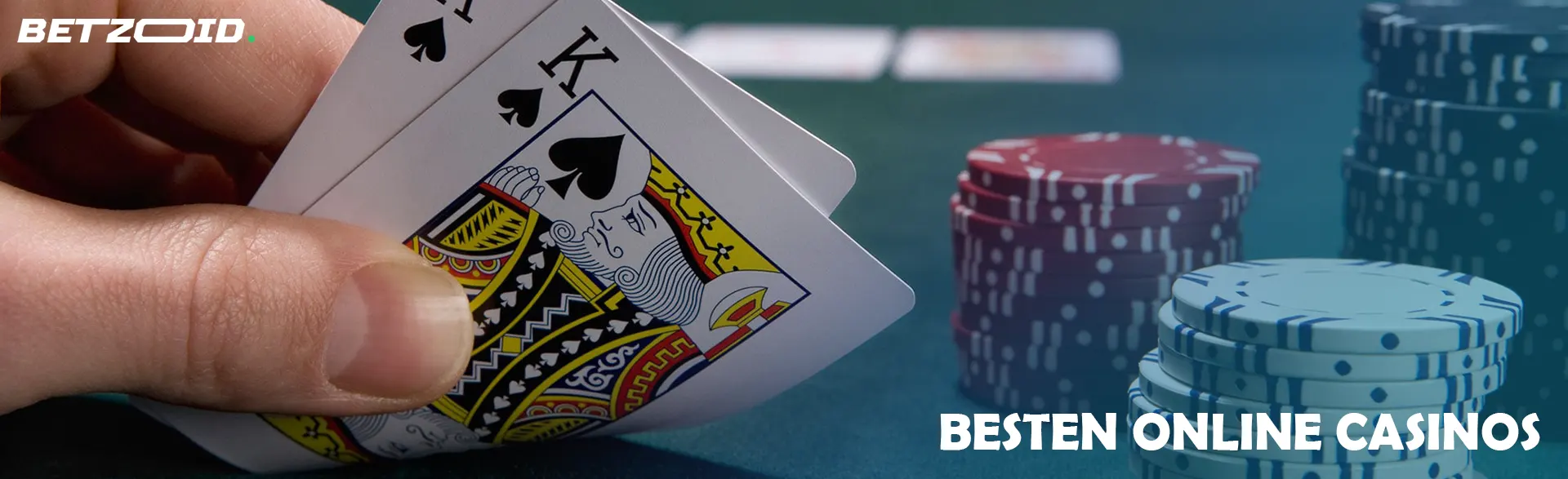 Der Spieler hält die Karten neben die Casino-Chips.