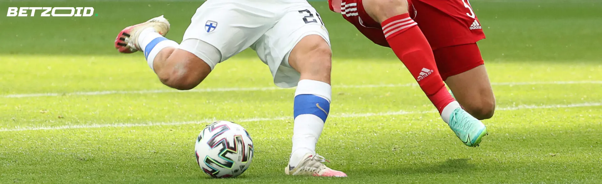 Fußballspieler kämpfen während eines Spiels um den Ball.