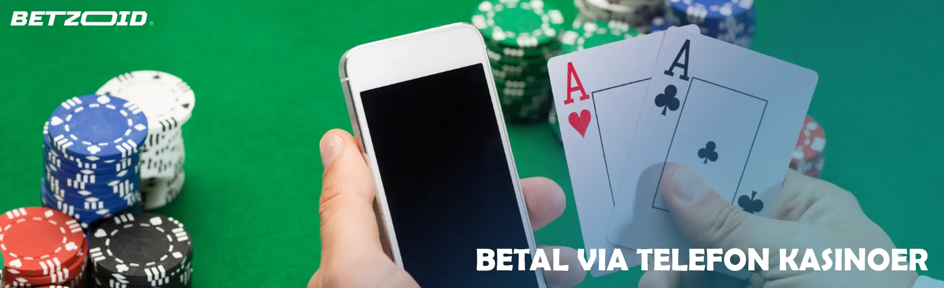 Spiller som holder smarttelefon og kort på kasinobordbakgrunn.