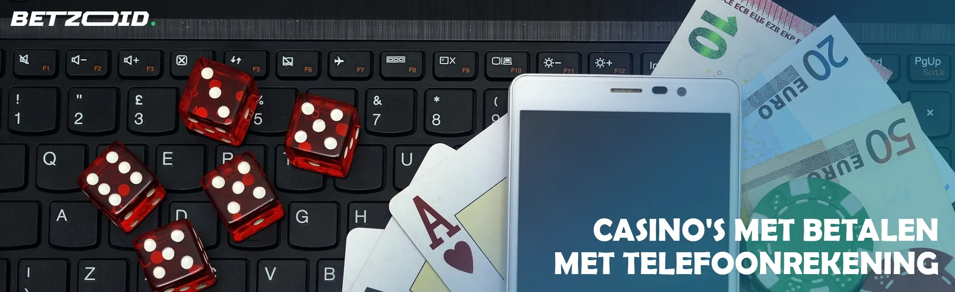 Smartphone, geld, dobbelstenen en kaarten op het toetsenbord.