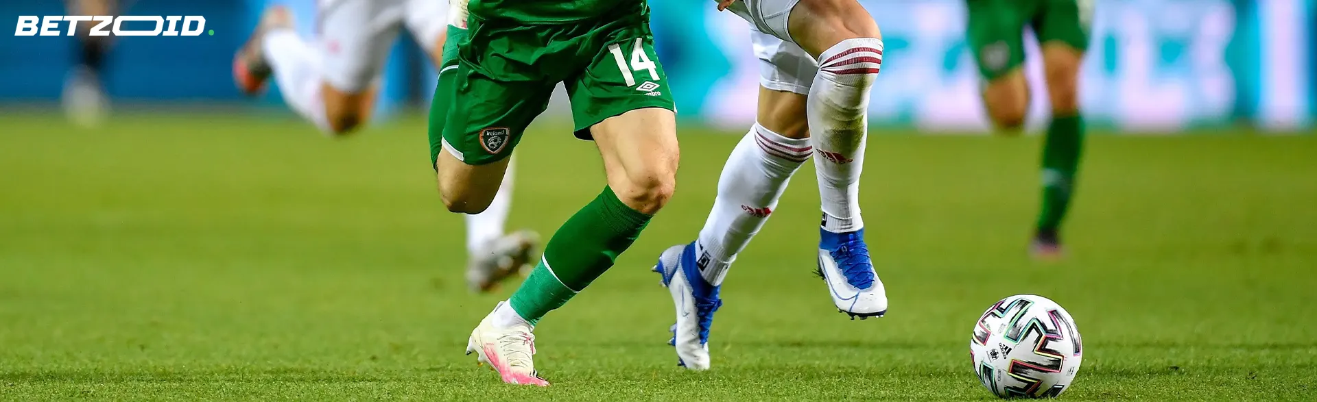 Labdarúgók a labdával egy mérkőzés alatt.