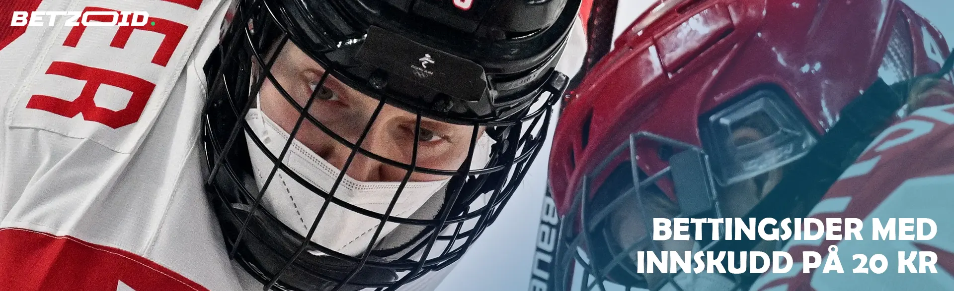 Hockeyspillere med hjelm under en kamp.