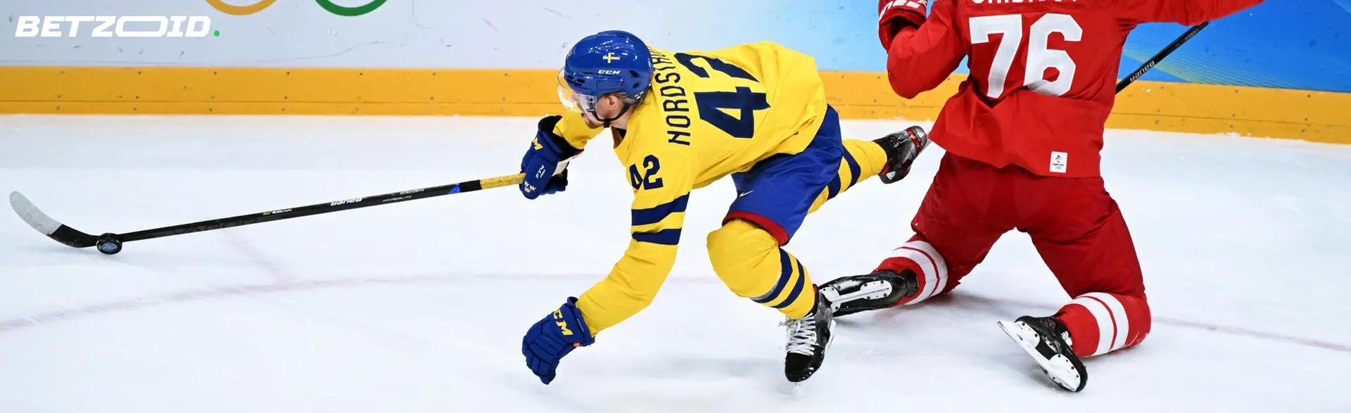 Hockeyspelare slåss om pucken under en match.