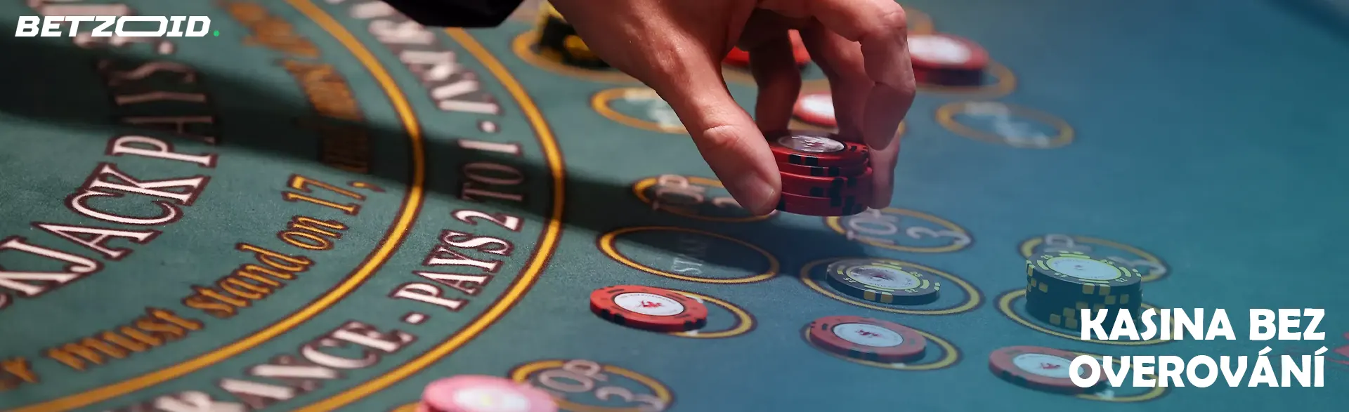 Hráč umístí žetony na stůl kasina.