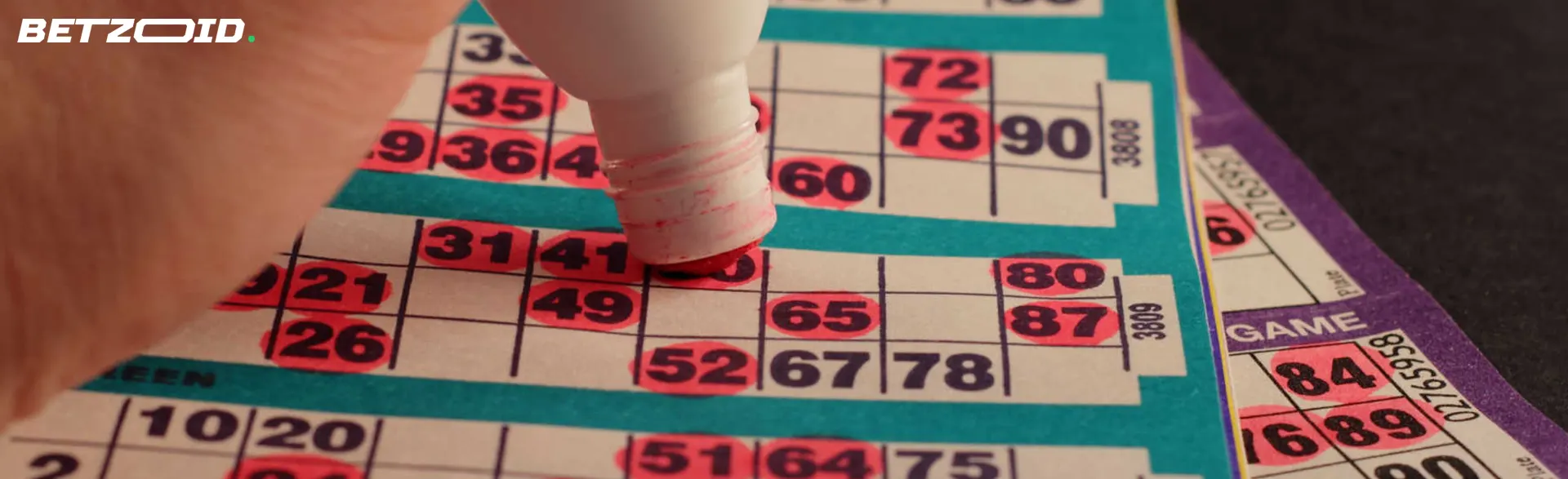 Spilleren markerer tallene i bingo.