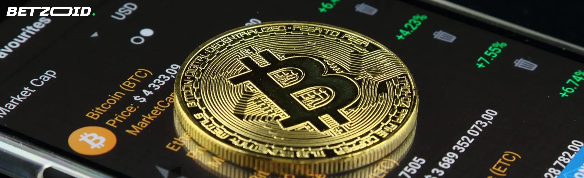 La moneda Bitcoin se encuentra en la pantalla del teléfono inteligente.