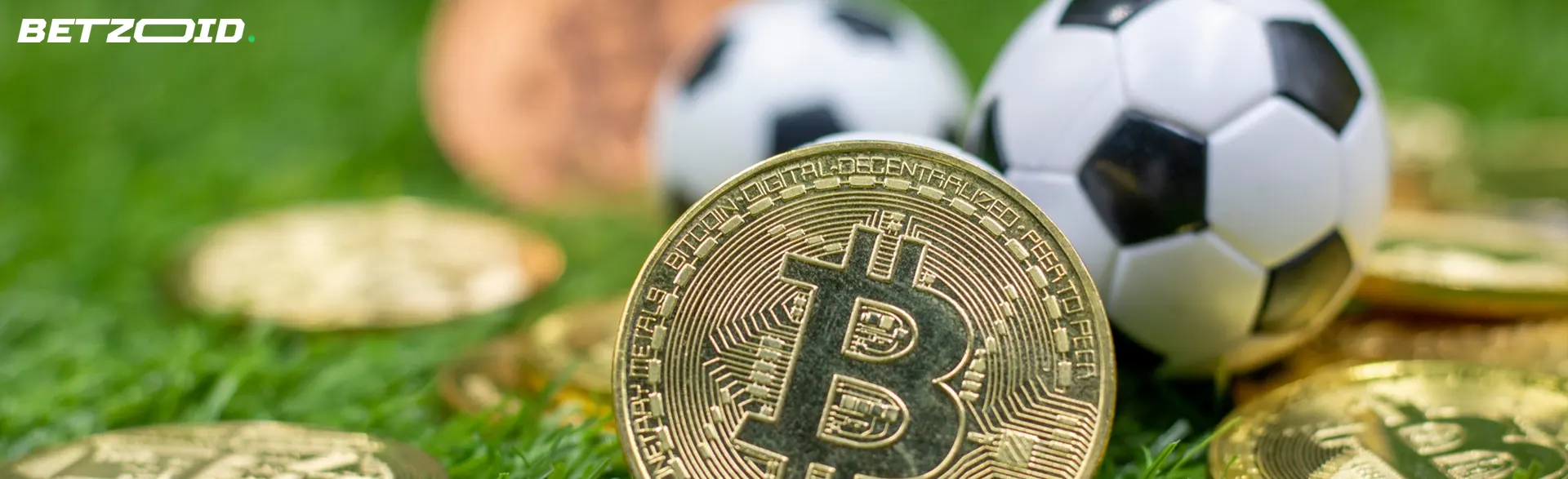 Moedas Bitcoin ao lado de uma bola de futebol.