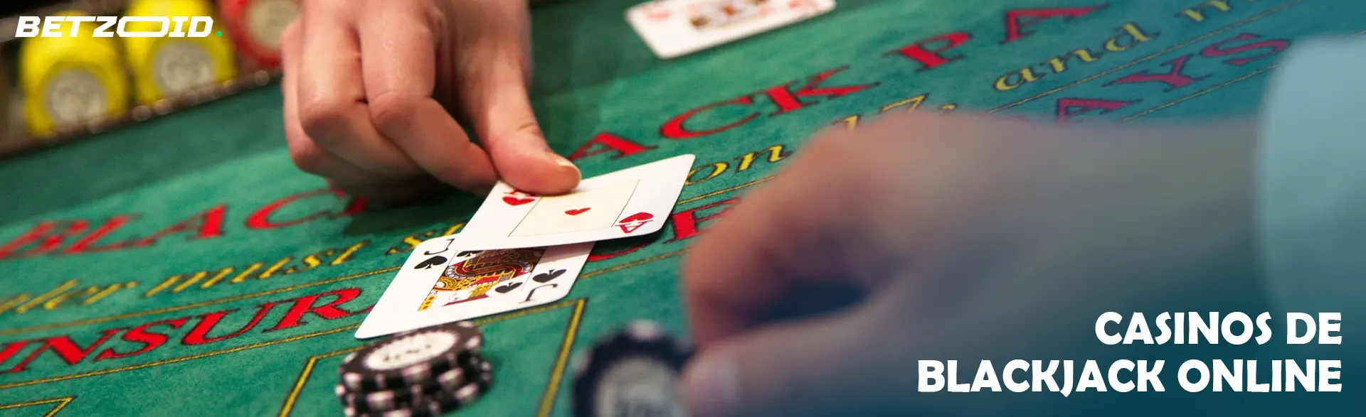 El jugador coloca las cartas sobre la mesa del casino.