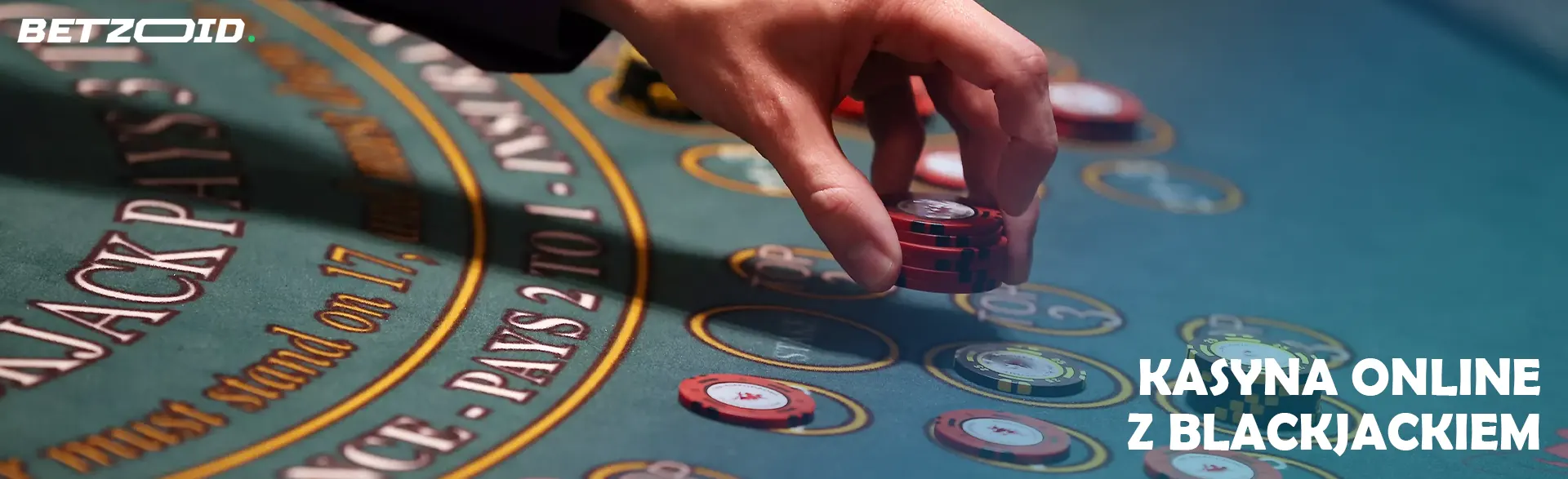 Gracz kładzie żetony na stole w kasynie.