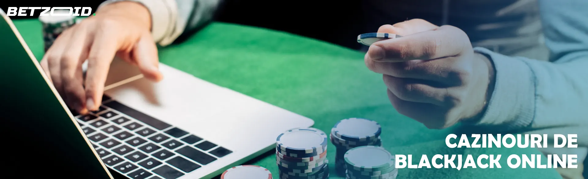 Un jucător ține un cip de cazinou lângă un laptop.