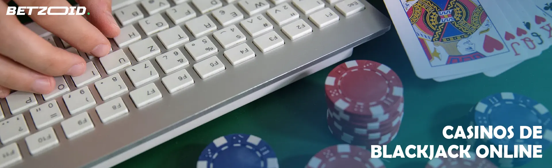 Cartas de casino y fichas junto al teclado.
