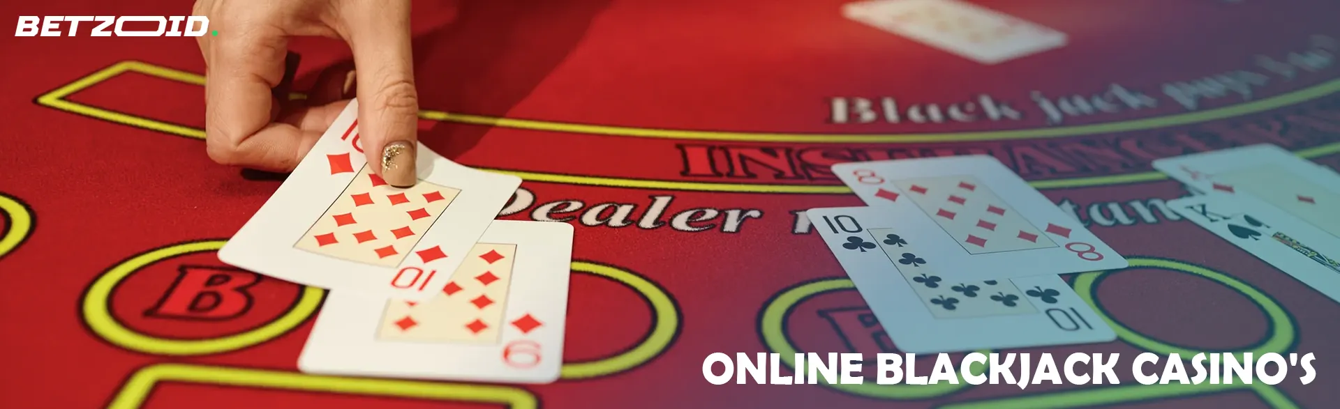 De speler legt kaarten op de blackjacktafel.