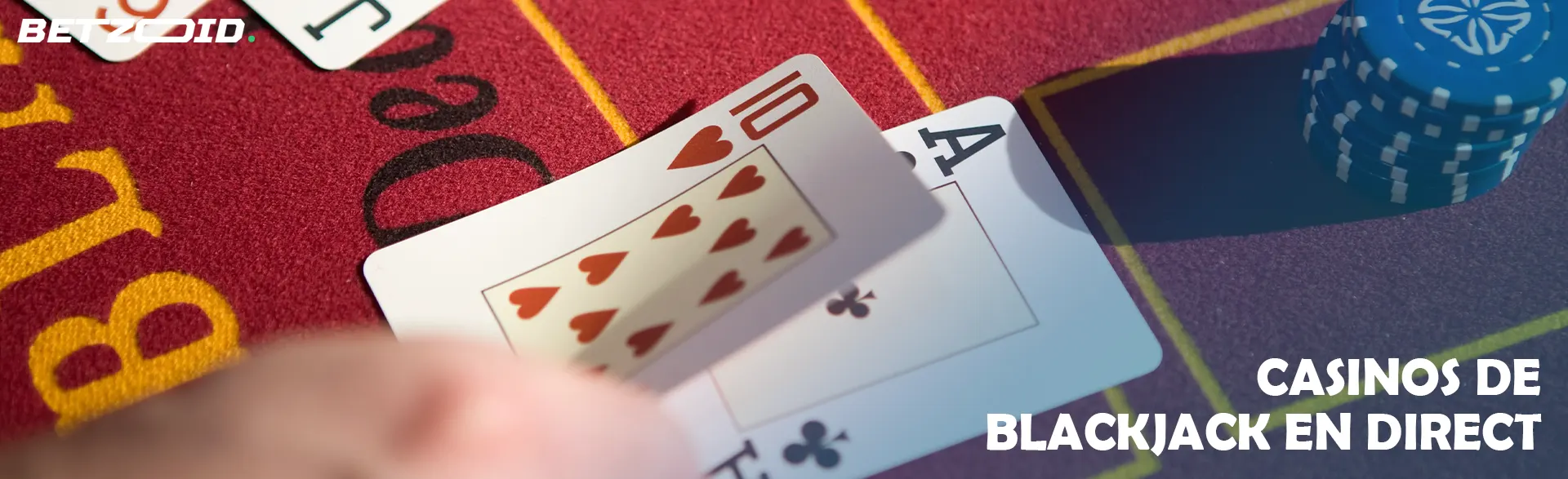 Le joueur pose les cartes sur la table du casino.