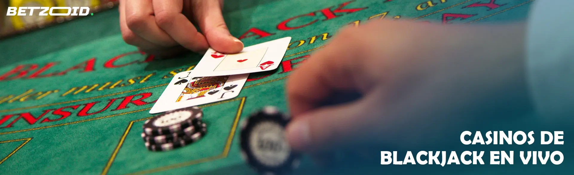 El jugador coloca las cartas para la mesa de blackjack.