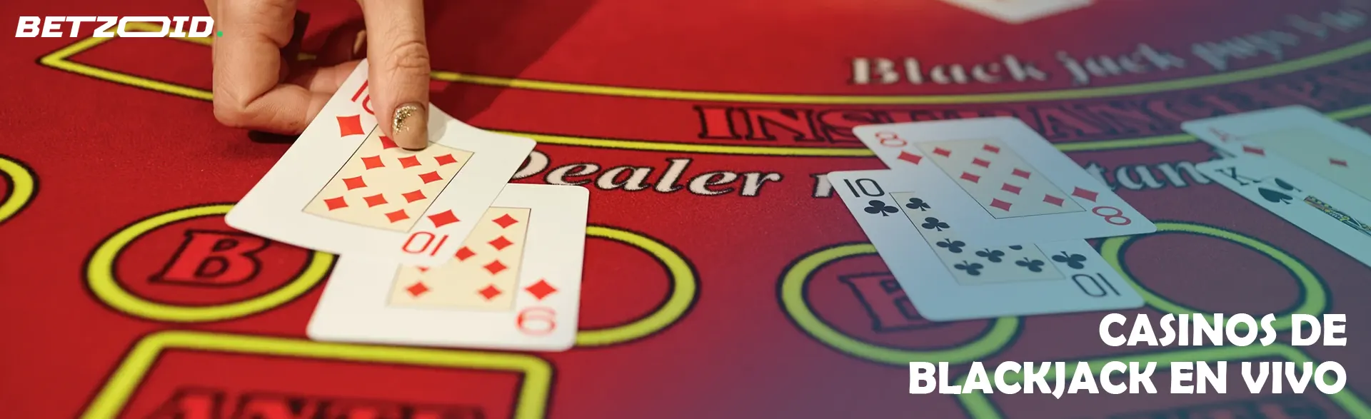 Un jugador coloca cartas en una mesa de casino.