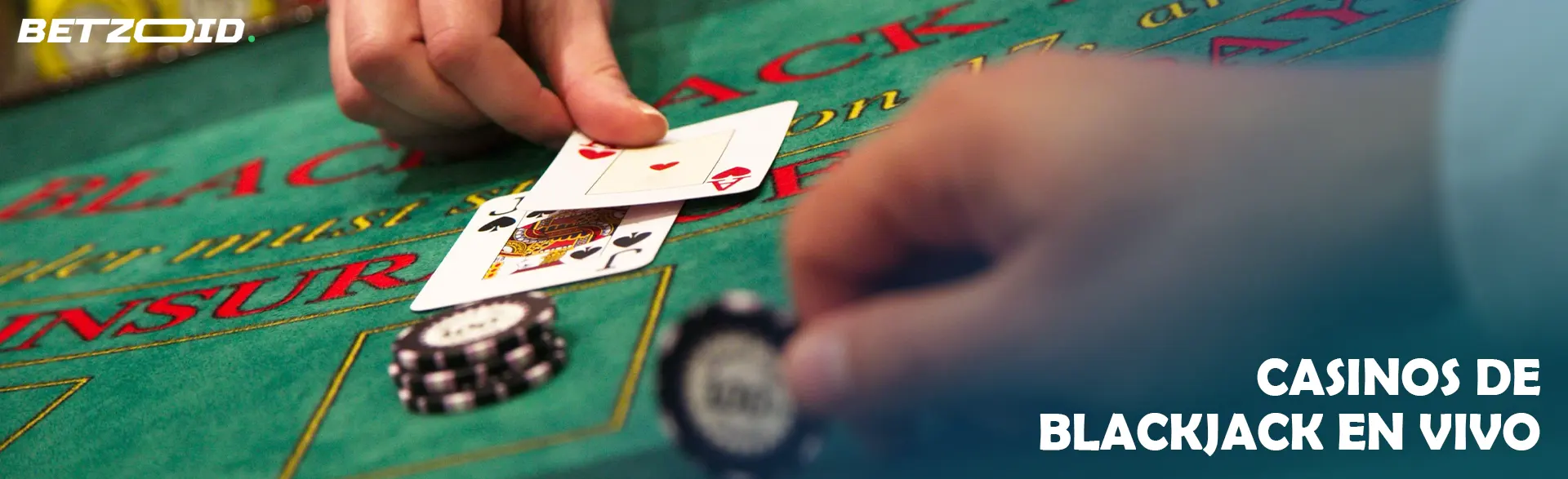 Un jugador pone sus cartas sobre la mesa en un juego de blackjack.