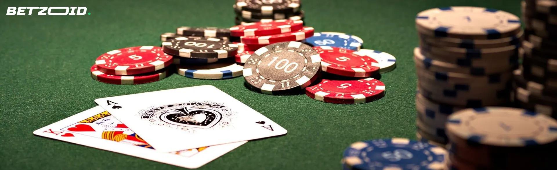 Cartas junto a fichas de casino.