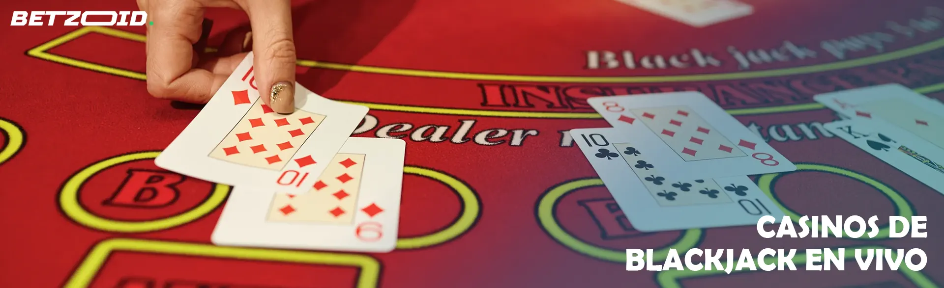 El jugador coloca cartas en la mesa de blackjack.