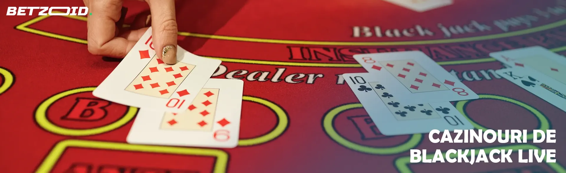 Jucătorul așează cărțile pe masa cazinoului.