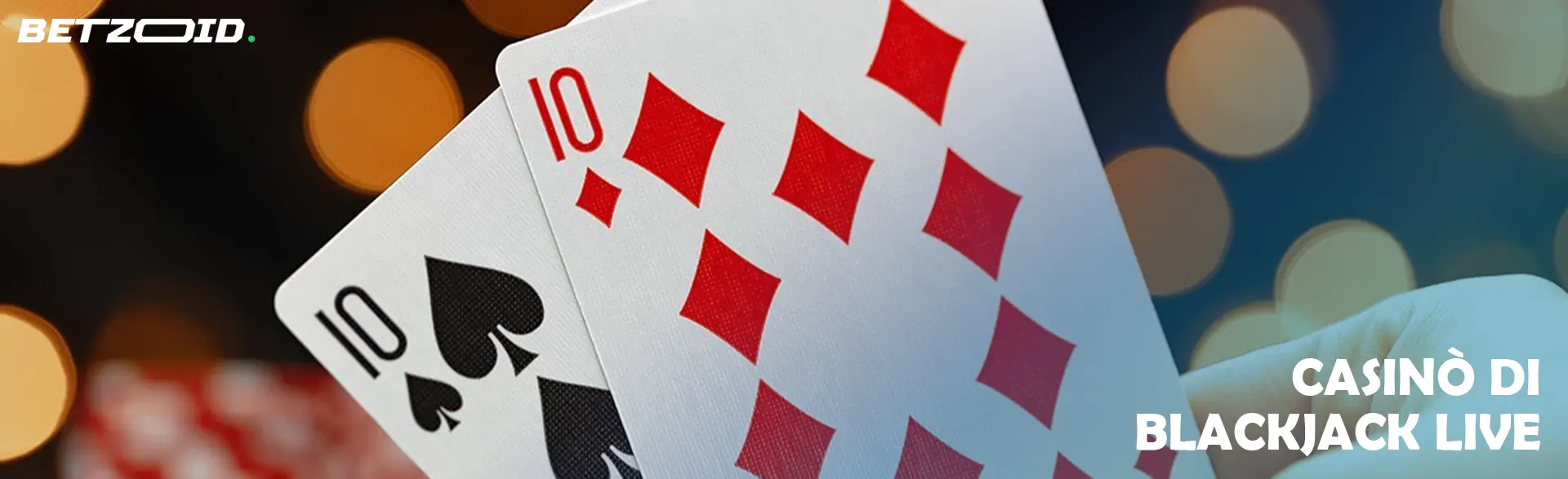 Carte da gioco in mano su uno sfondo chiaro.