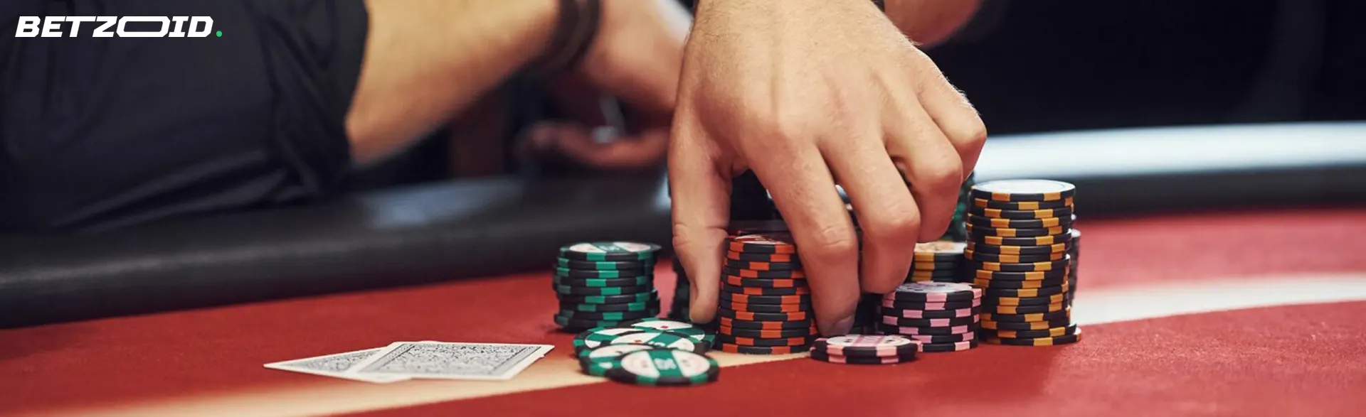 Mano con fiches al tavolo da blackjack live.