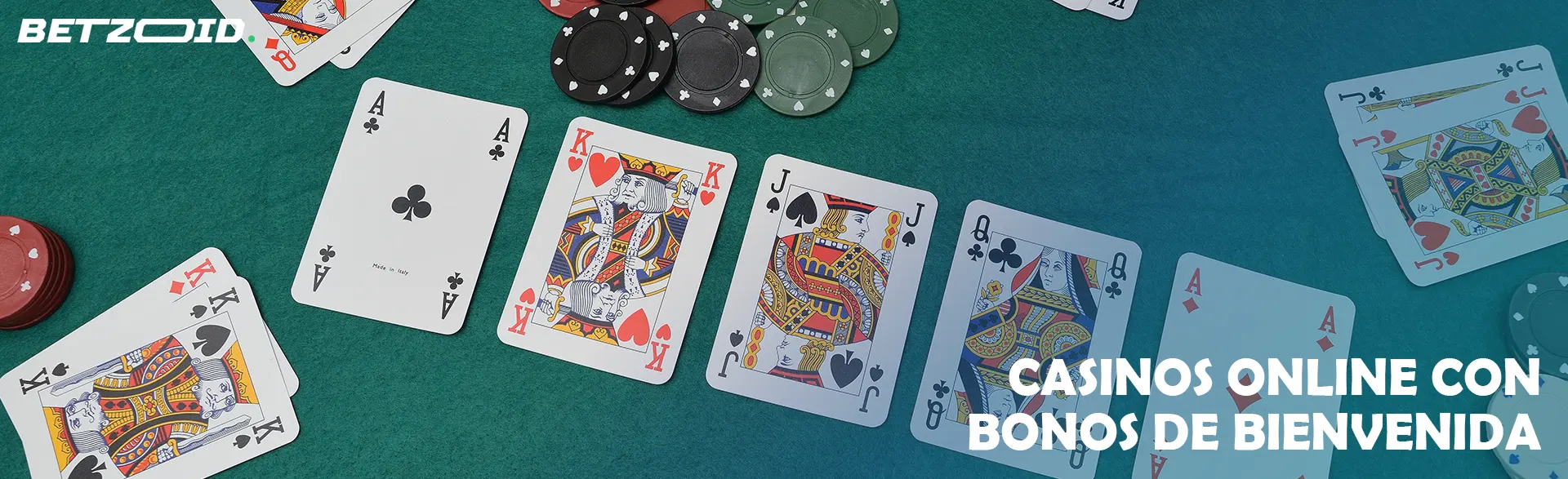 Cartas y fichas en la mesa del casino.