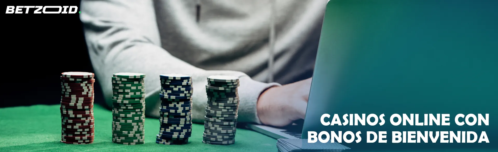 Jugador de casino en línea con fichas y computadora portátil.