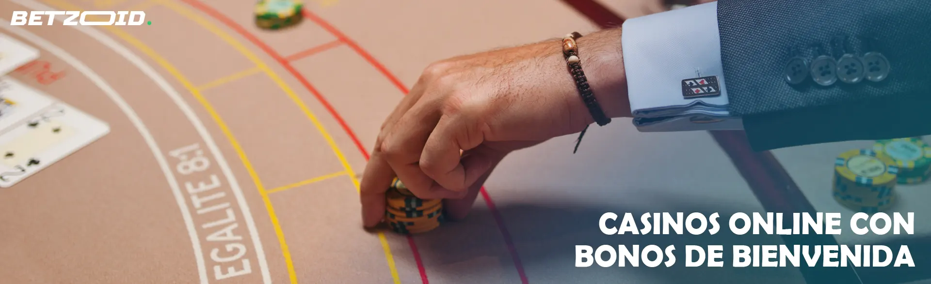 Un jugador coloca fichas en la mesa del casino.