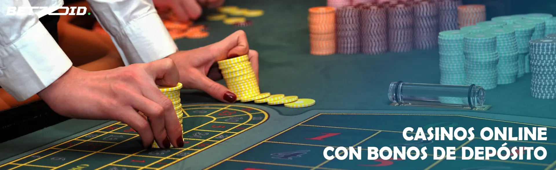 Manos colocando fichas en la mesa de ruleta del casino.