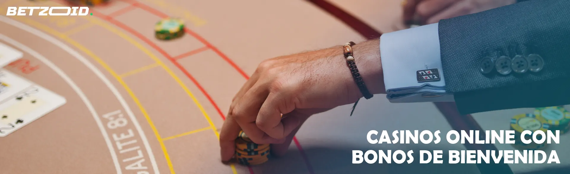 Un jugador coloca fichas en la mesa del casino.