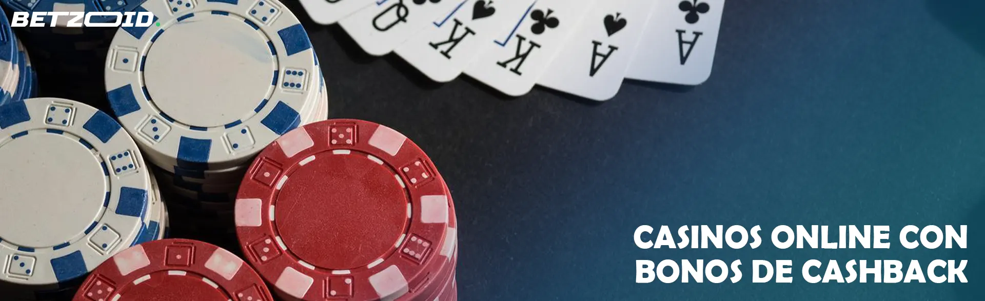 Tarjetas junto a fichas de casino.