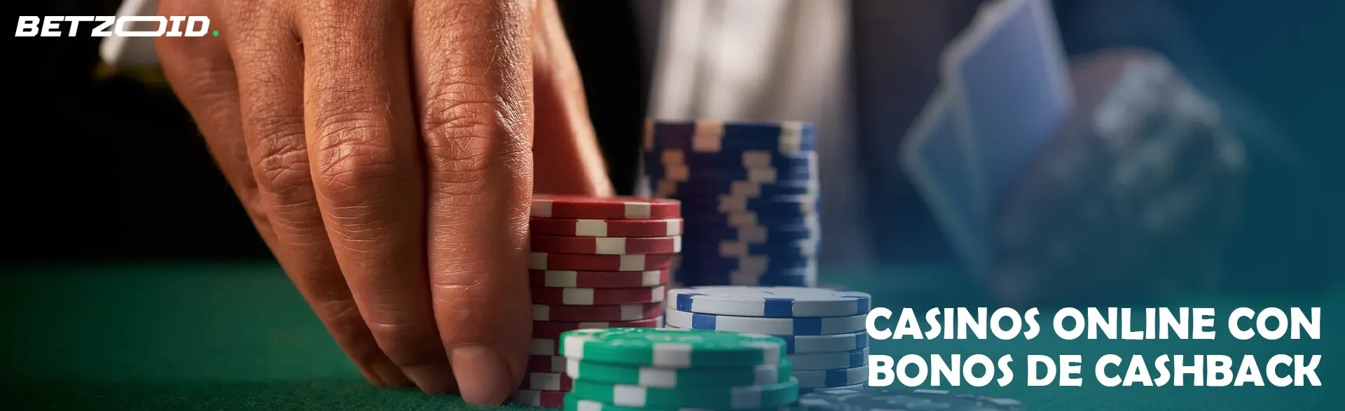 Una mano pone fichas de casino sobre la mesa.