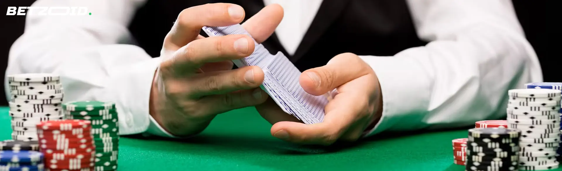 Crupier barajando cartas en una mesa de casinos con bono de reembolso.