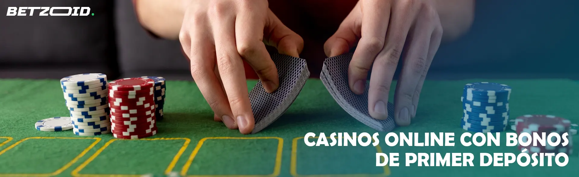 El jugador baraja las cartas en la mesa junto a las fichas.