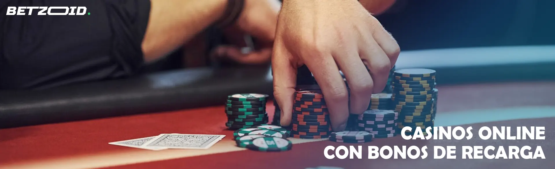 Un jugador sostiene fichas en una mesa de casino.