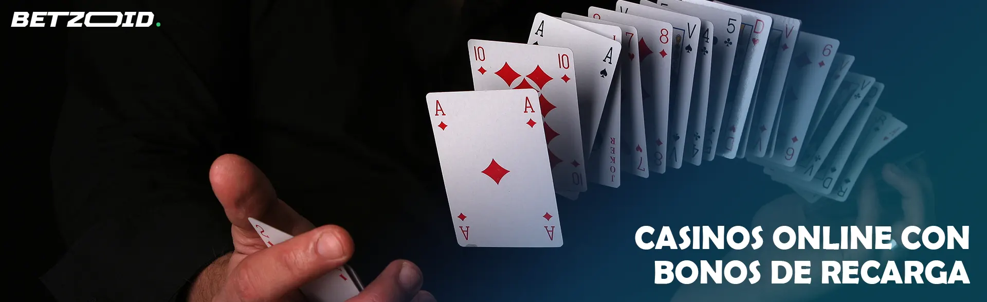 Un hombre baraja cartas sobre un fondo oscuro.