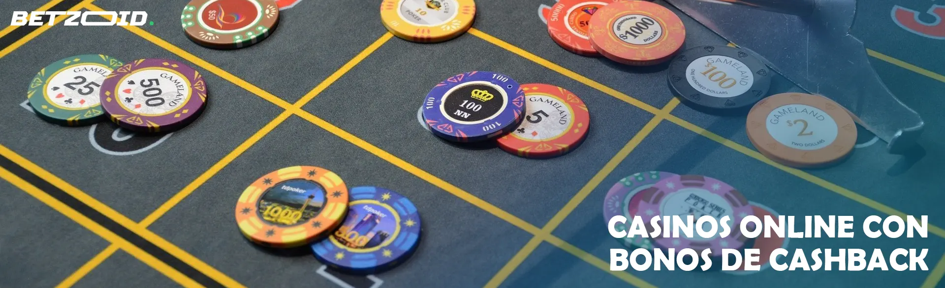 Fichas multicolores en una mesa de casino.