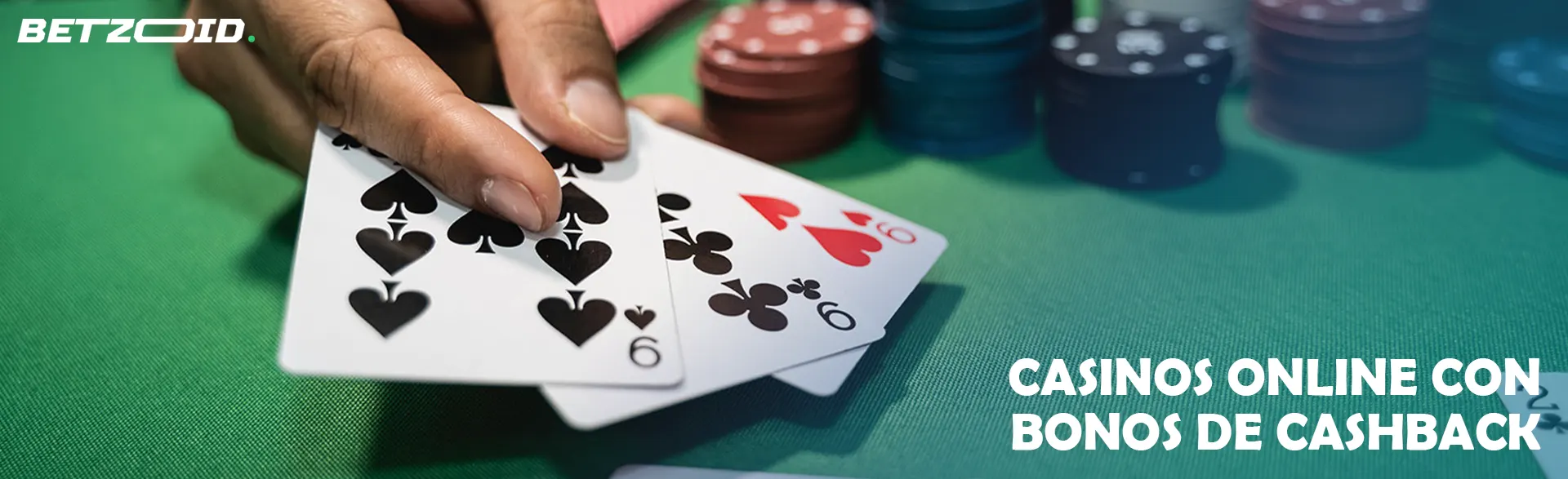 La mano del jugador sostiene las cartas y las fichas están detrás.