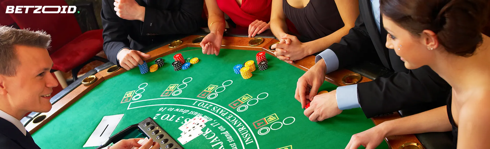 Jugadores en la mesa del casino con fichas.