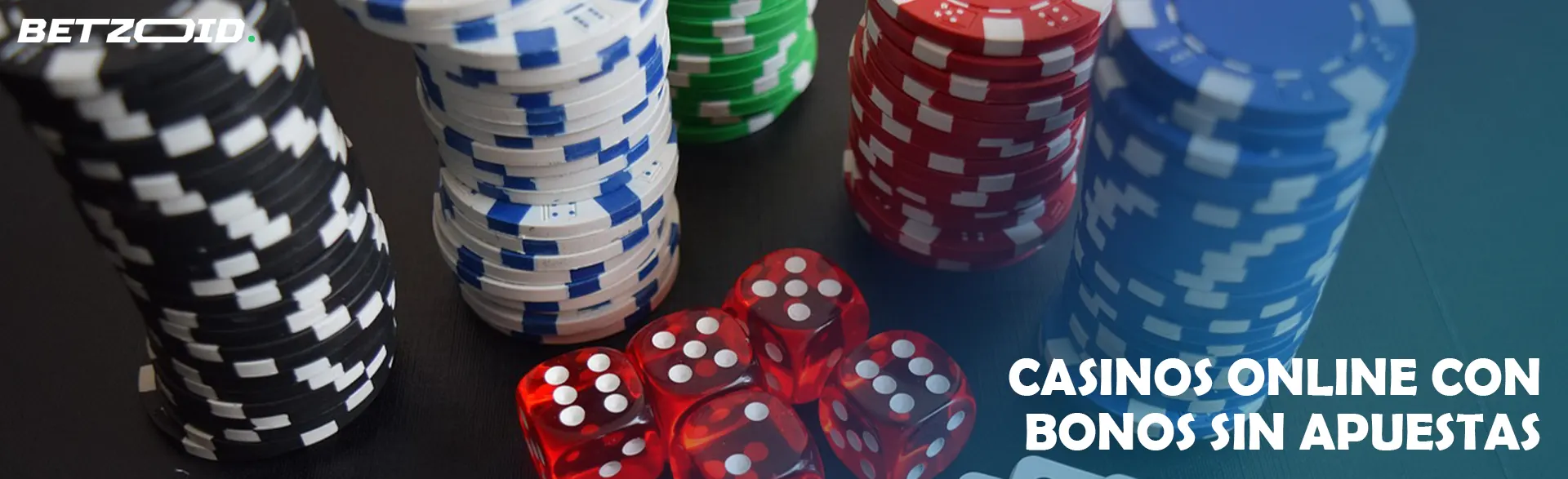 Montones de fichas de casino junto a dados.